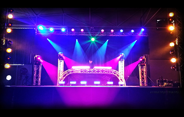 DJ Triangle animation DJ Light-show contrôlé en DMX assisté par ordinateur avec éclairage robotisé